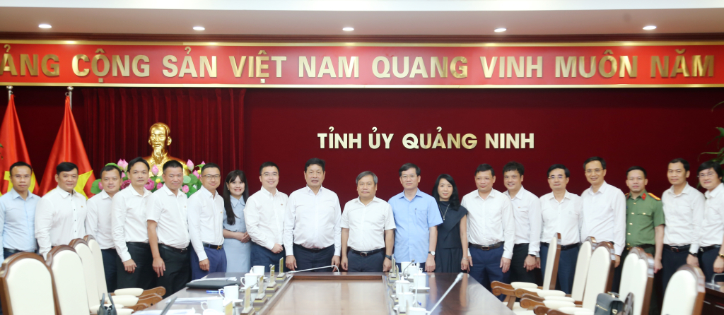 Các đại biểu chụp ảnh lưu niệm.