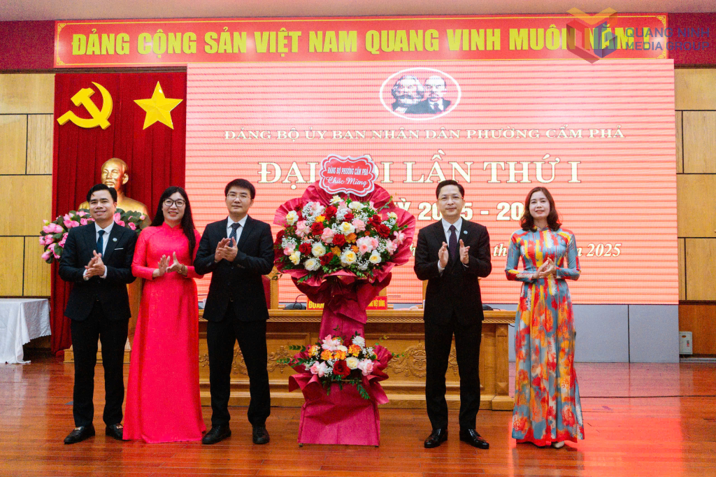 Đảng ủy phường Cẩm Phả tặng hoa chúc mừng thành công Đại hội Đảng bộ UBND phường Cẩm Phả.