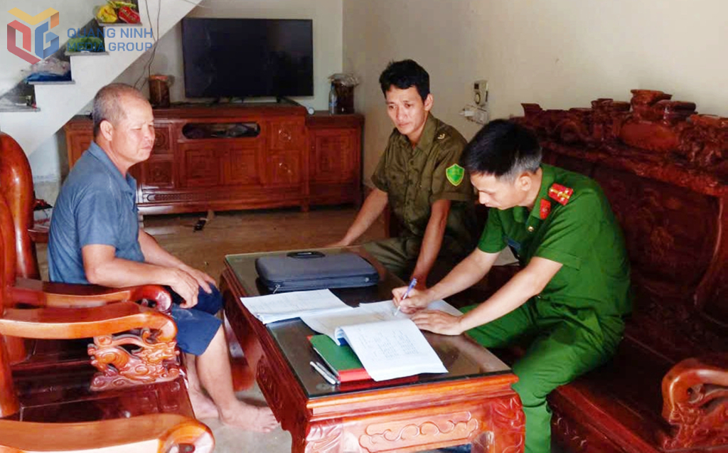 Lực lượng công an xã Lục Hồn kết hợp rà soát cư trú và tuyên truyền chính sách pháp luật cho người dân trên địa bàn.
