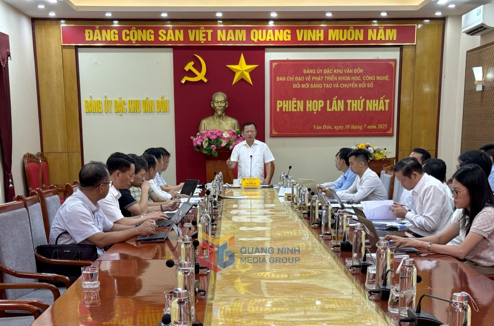 Đồng chí Cao Tường Huy, Ủy viên Ban Thường vụ Tỉnh ủy, Bí thư Đảng ủy, Chủ tịch HĐND, Trưởng ban chỉ đạo về đột phá phát triển khoa học, công nghệ, đổi mới sáng tạo và chuyển đổi số đặc khu Vân Đồn chỉ đạo tại phiên họp.