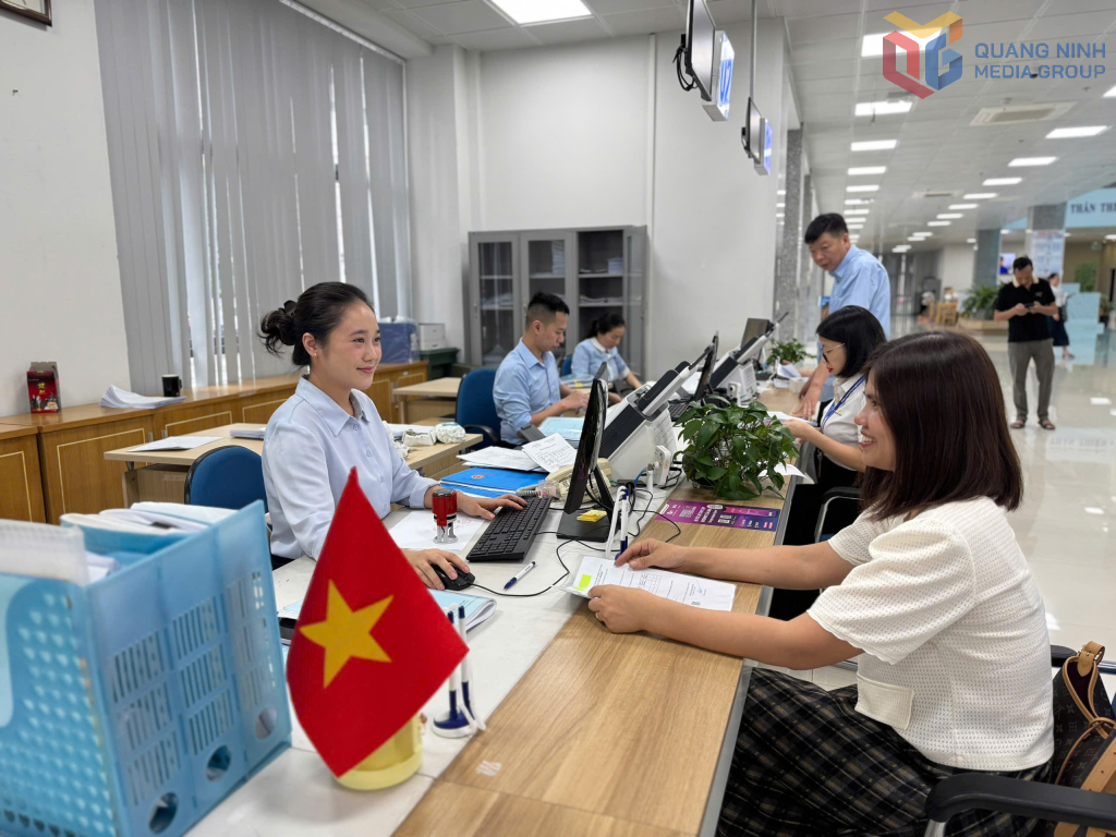 Cán bộ Trung tâm Phục vụ hành chính công tỉnh luôn thực hiện tốt các quy tắc ứng xử trong giải quyết công việc.