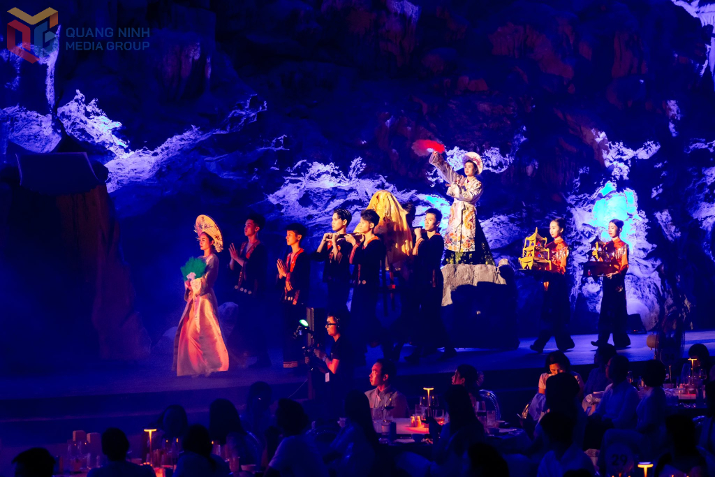 Show diễn thực cảnh đang tổ chức tại Hang Ngọc Rồng góp phần tôn vinh tín ngưỡng dân gian thờ Mẫu Tam phủ của người Việt.