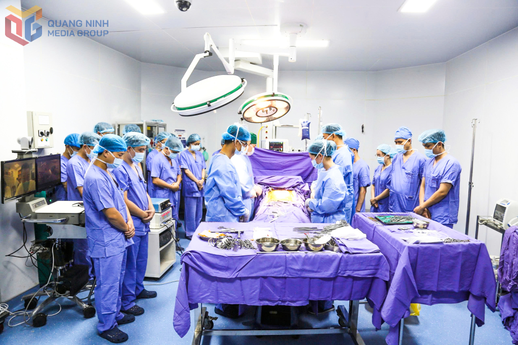 Toàn thể y bác sĩ dành một phút mặc niệm người quá cố trước khi tiến hành phẫu thuật lấy tạng.