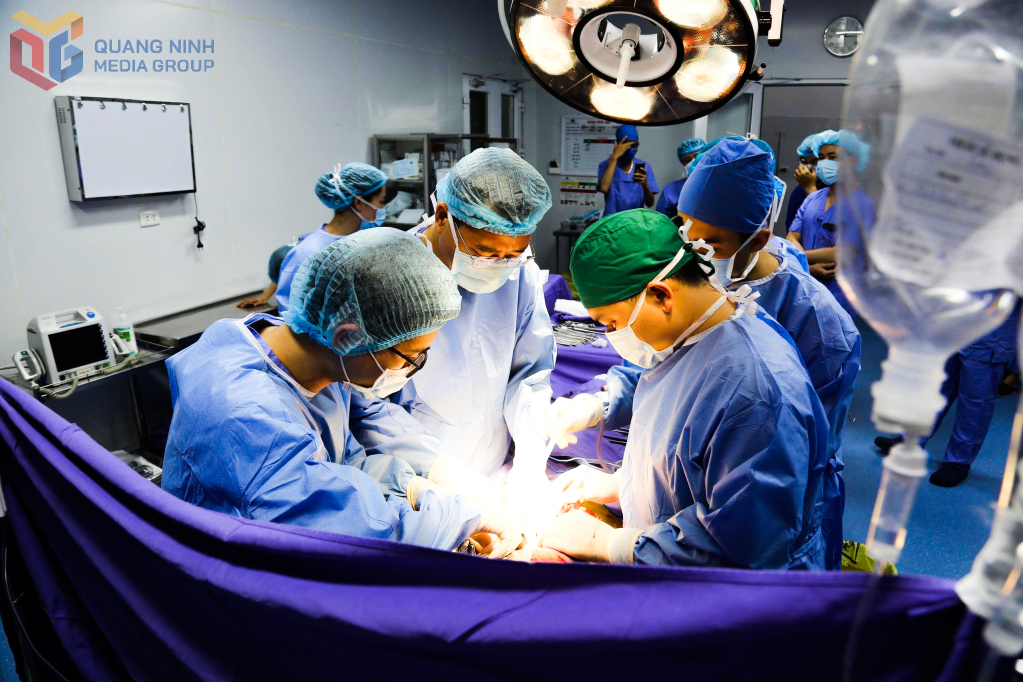 Các bác sĩ ghép thận cho bệnh nhân Nguyễn Thị Huyền Trang.