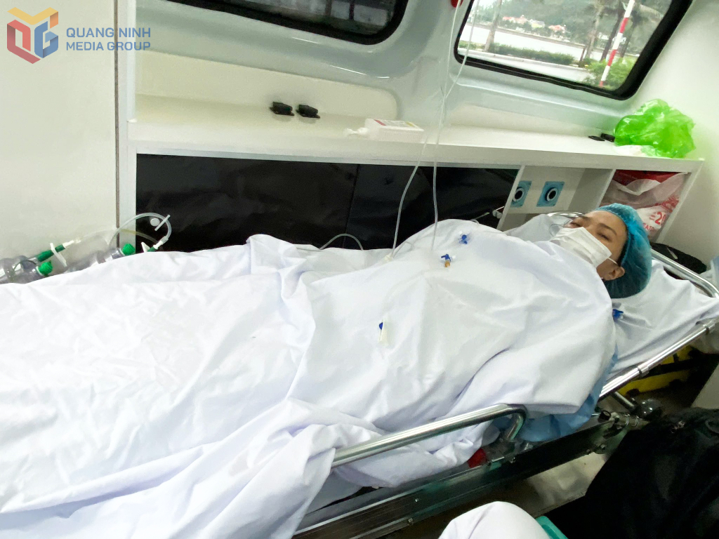 Bệnh nhân Trang được đưa lên Hà Nội tiếp tục điều trị.