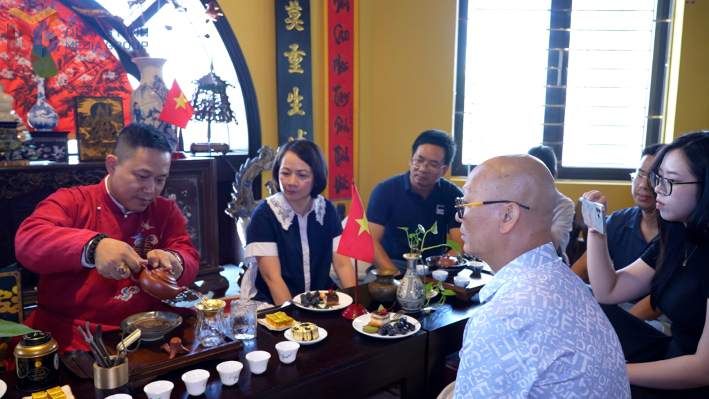 Thực khách thưởng thức mùi hương của chén trà trước khi thưởng trà.