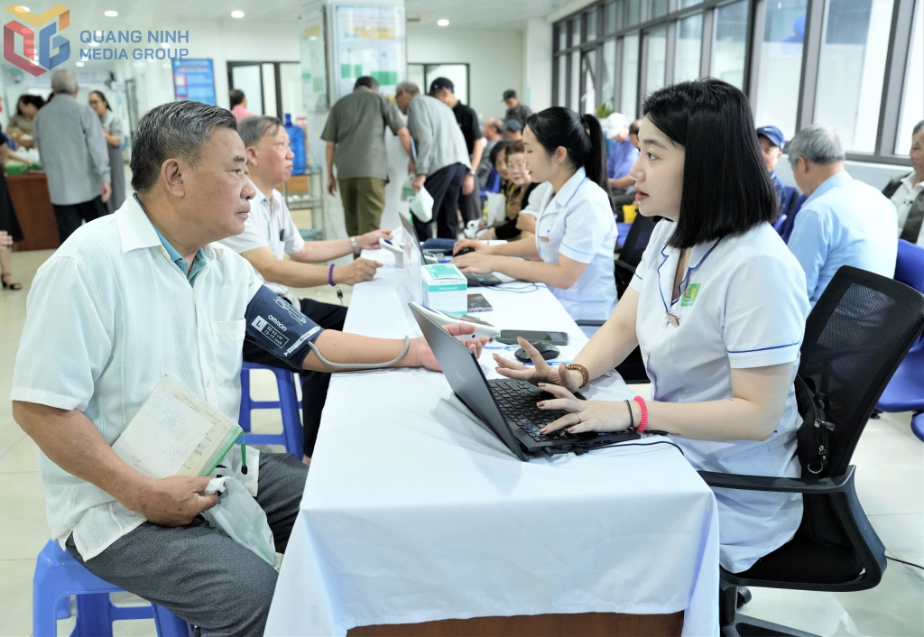 CDC Quảng Ninh thăm, khám sức khỏe cho CCB phường Hạ Long (Ảnh CDC Quảng Ninh).