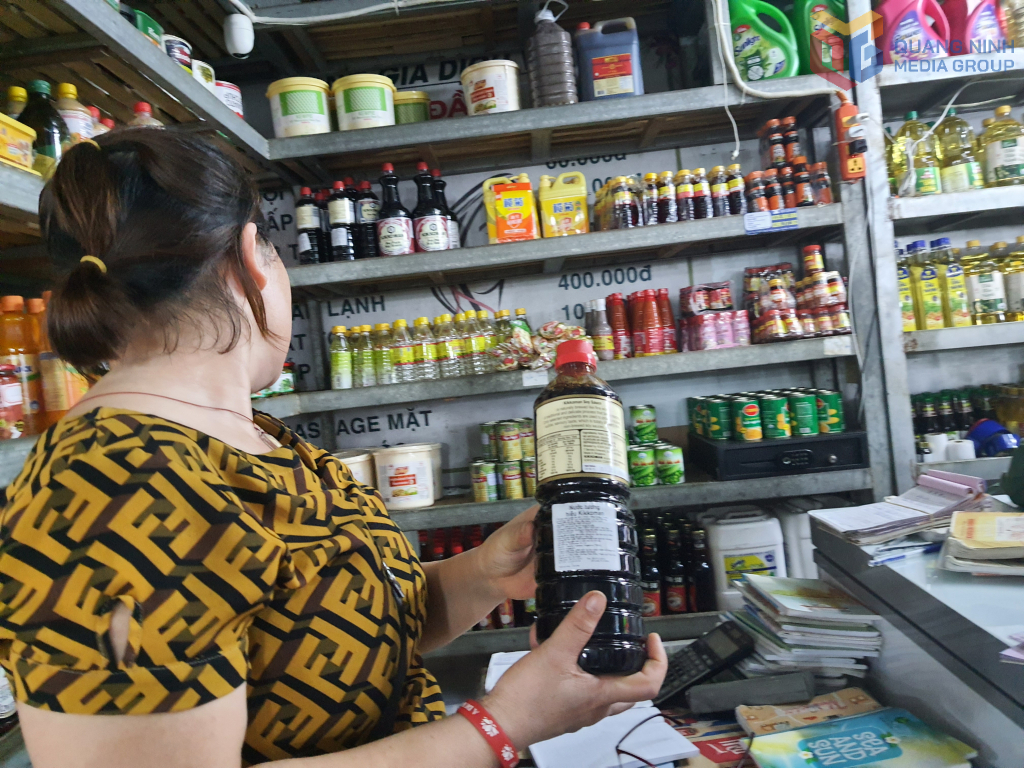 Chủ quầy hàng 111 chợ 3 Móng cái nhiều lần bị nhắc nhở vì bán hàng không rõ các thông số thể hiên nguồn gốc xuất xứ.