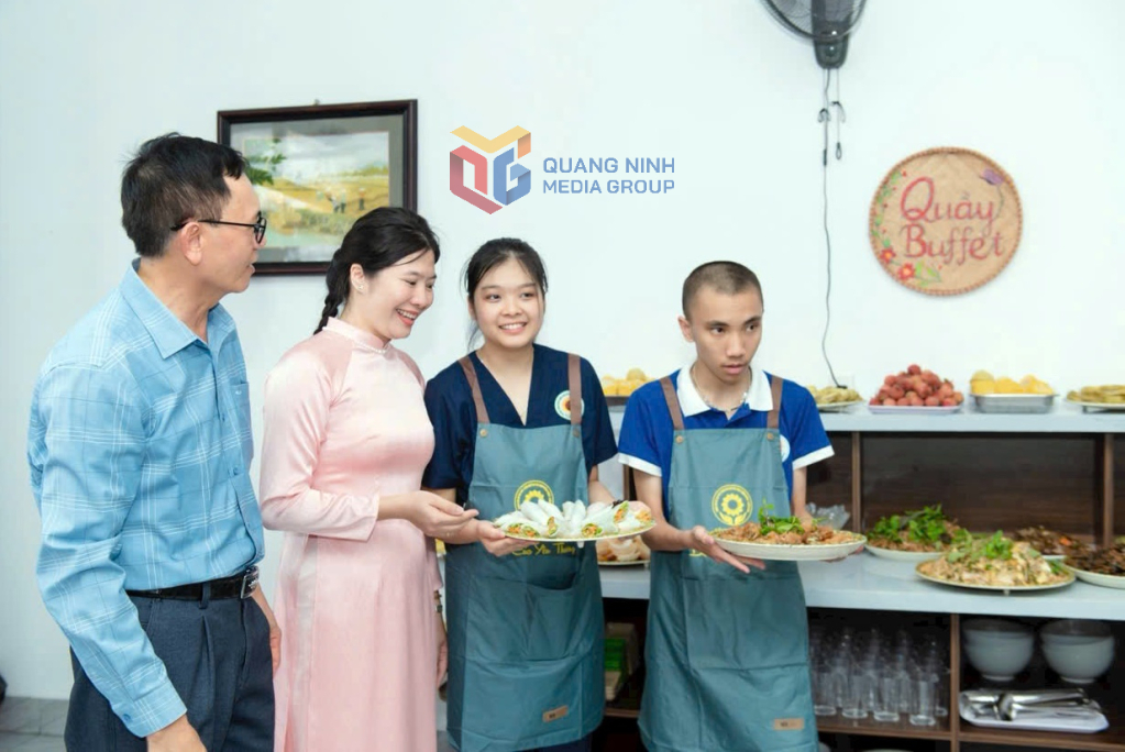 Sản phẩm chay của các em học sinh khuyết tật được hướng dẫn làm hoàn chỉnh tại Trung tâm Hỗ trợ phát triển giáo dục hòa nhập Hướng Dương (phường Mạo Khê) năm 2025.