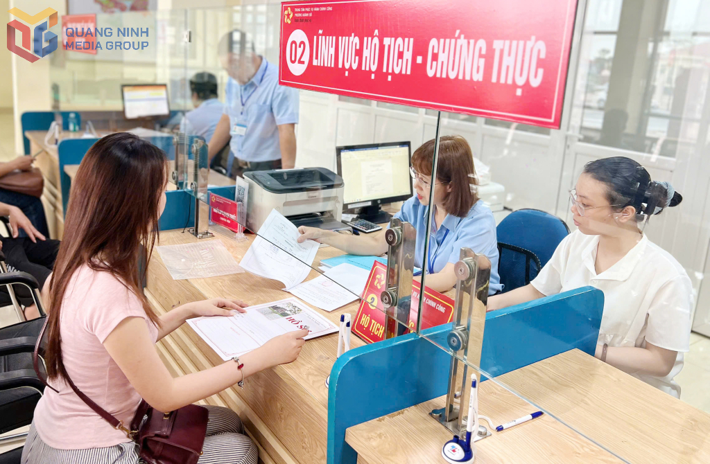 Cán bộ Trung tâm Phục vụ hành chính công phường Hoành Bồ giải quyết thủ tục hành chính của người dân.
