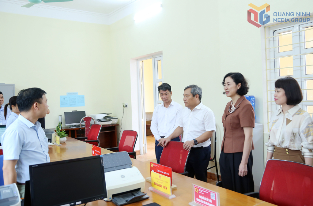 Đồng chí Bí thư Tỉnh ủy kiểm tra tại Trung tâm Phục vụ Hành chính công xã Kỳ Thượng.