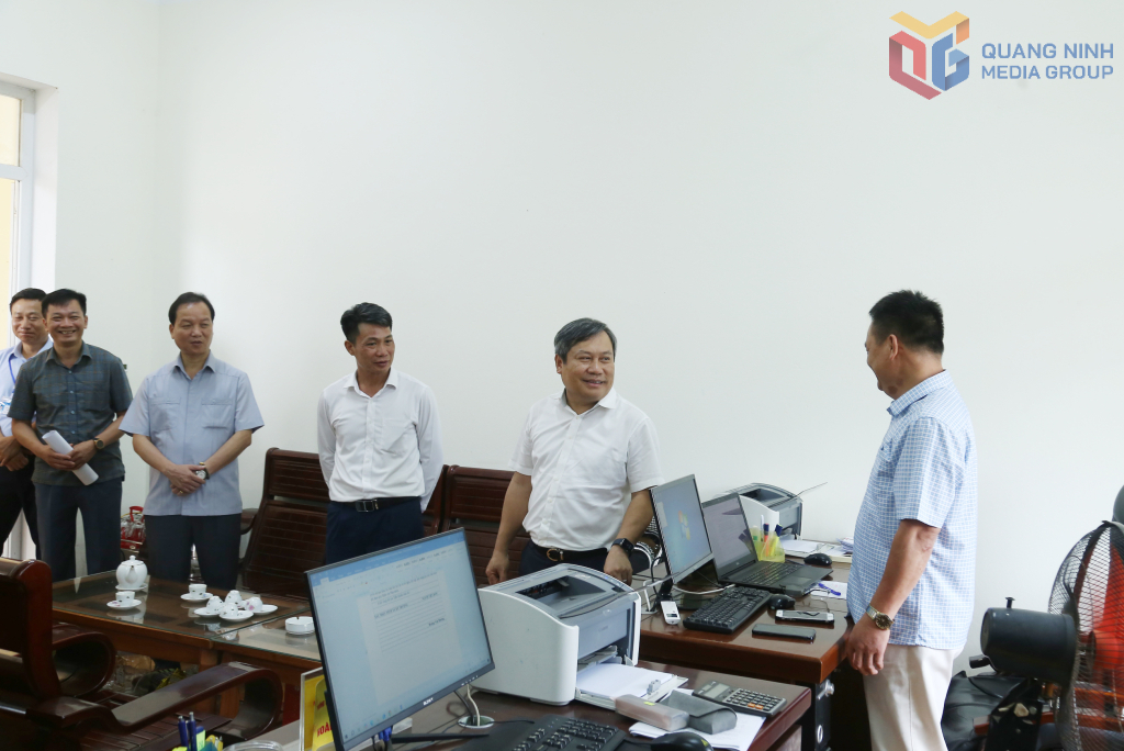 Đồng chí Bí thư Tỉnh ủy trò chuyện với cán bộ công chức xã Kỳ Thượng.