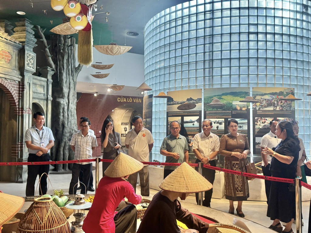 Đoàn du khách Lào tham quan Bảo tàng Quảng Ninh. Nguồn: Bảo tàng Quảng Ninh.