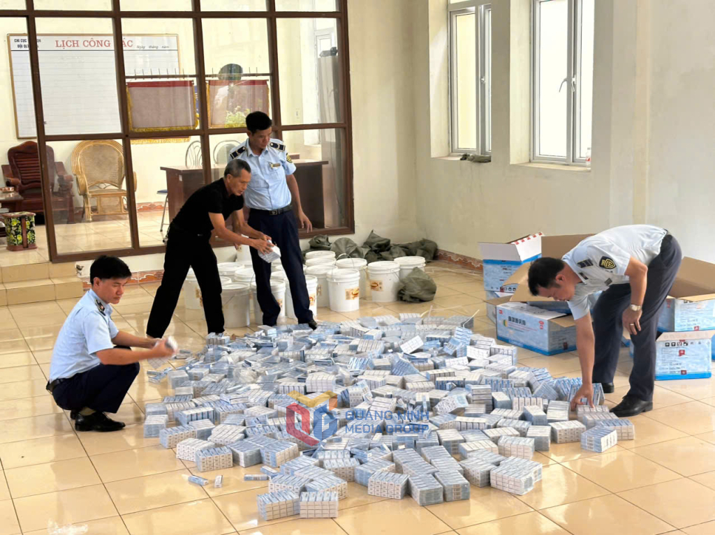 Đội QLTT số 4 thu giữ 5.400 tuýp thuốc bôi da và 400 lít siro mạch nha không có hóa đơn chứng từ ngày 11/6 tại kho hàng thuộc tổ 4, khu Hồng Phong, phường Ninh Dương, TP Móng Cái (Nay là phường Móng Cái II, tỉnh Quảng Ninh)