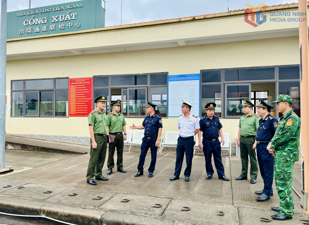 Cán bộ phòng An ninh kinh tế phối hợp cùng lực lượng Bộ đội Biên phòng và Hải quan đảm bảo an ninh khu vực biên giới, cửa khẩu.
