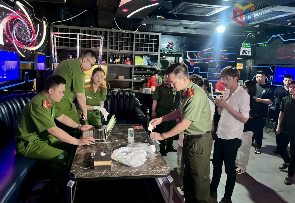 Cán bộ an ninh phường Bãi Cháy cùng tham gia xét nghiệm ma túy đối với nhân viên quán bar trên địa bàn.