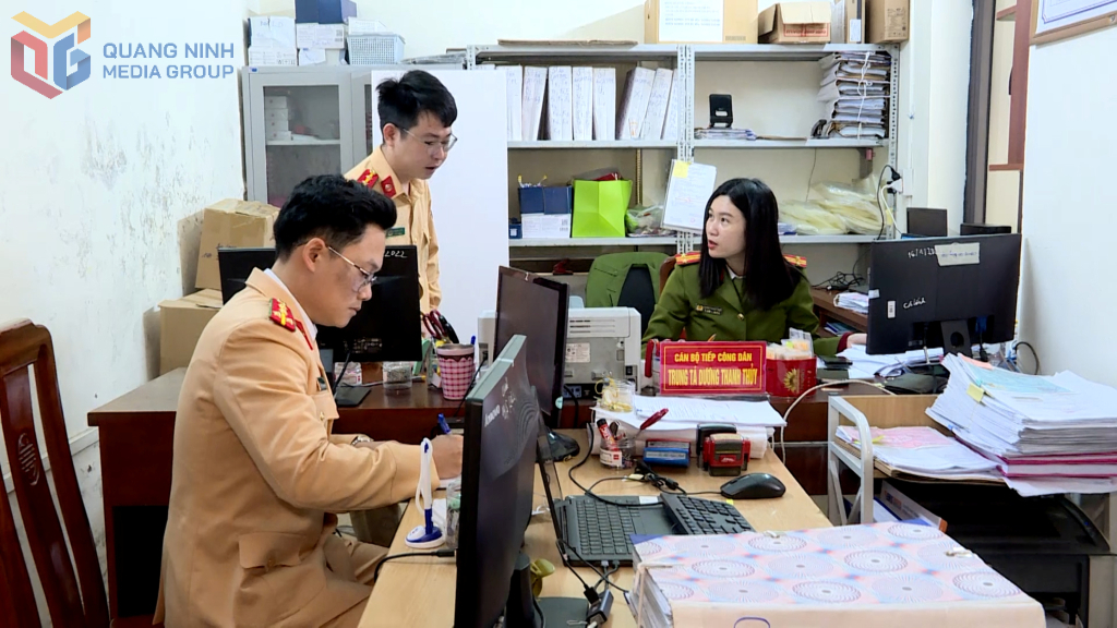 Cán bộ Đội Đăng ký và Quản lý phương tiện giao thông cơ giới đường bộ, Phòng CSGT, (Công an tỉnh) hỗ trợ cán bộ Công an phường Cao Xanh thực hiện nhiệm vụ đăng ký phương tiện.