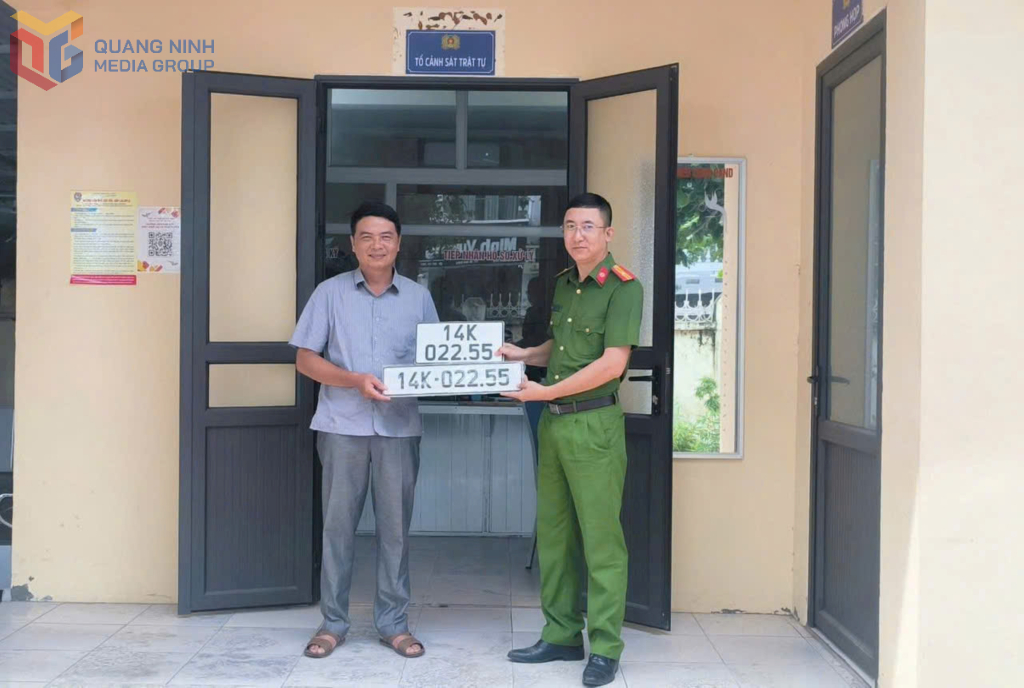 Công an xã Quảng Hà cấp đăng ký, biển số xe cho công dân sau sáp nhập.