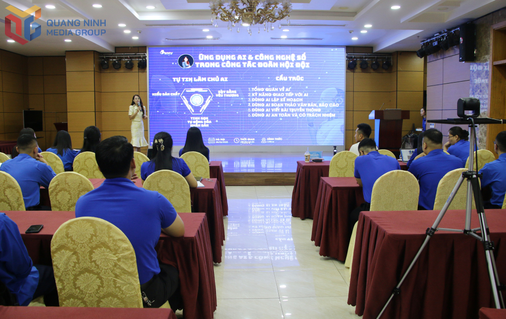 Chuyên gia giới thiệu, trao đổi, hướng dẫn các kỹ năng ứng dụng AI trong công tác Đoàn, Hội, Đội cho đoàn viên thanh niên,