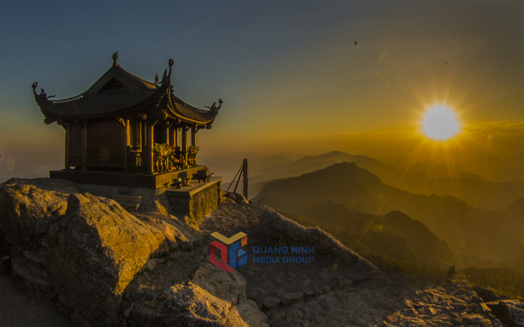 Bình Minh trên đỉnh chùa Đồng Yên Tử