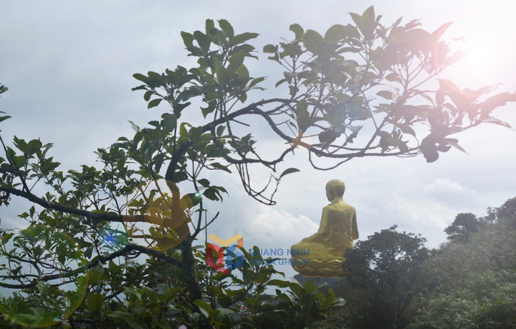 Tượng Phật hoàng bằng đồng lớn nhất Việt Nam. Họ không chỉ đi lễ mà còn tìm về với giá trị tâm linh và văn hóa lâu đời của dân tộc.