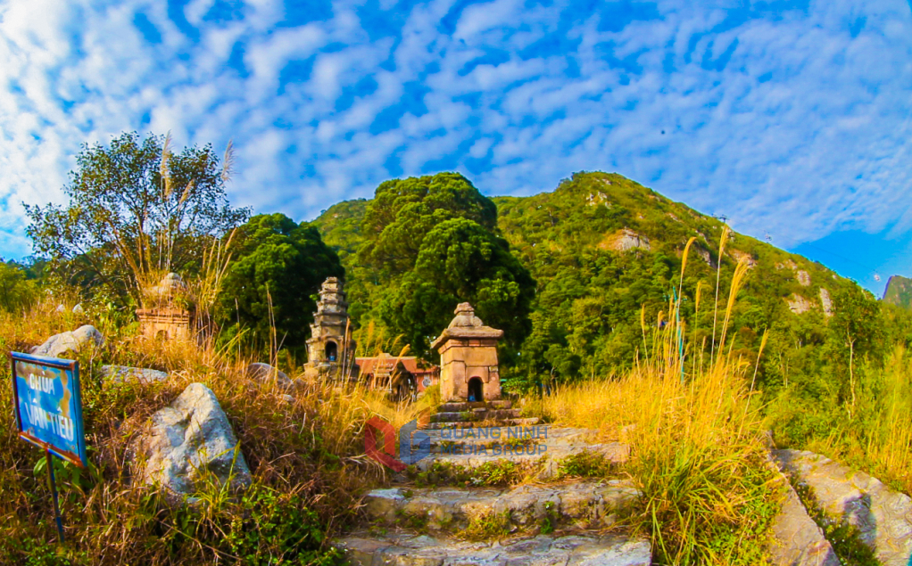  Lối đi rêu phong in dấu thời gian đưa người hành hương bước vào hành trình tìm về sự an yên trong tâm hồn.