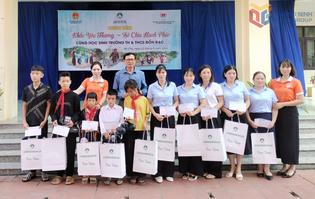Chị Phạm Thị Hiệp (thứ 3 trái sang) cùng CLB Thiện nguyện Nhân tâm Hạ Long và Hội bảo trợ NKT-TMC tỉnh tặng quà cho học sinh giáo viên hoàn cảnh khó khăn tại Trường TH&TNCS Đồn Đạc xã Ba Chẽ, tháng 5/2025.