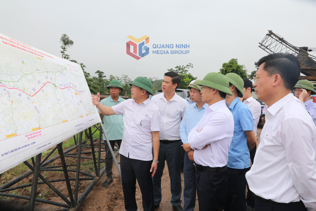 Phó Bí thư Tỉnh ủy, Chủ tịch UBND tỉnh Phạm Đức Ấn kiểm tra tiến độ thi công đường ven sông kết nối cao tốc Hạ Long - Hải Phòng đến Đông Triều, ngày 1/7/2025.