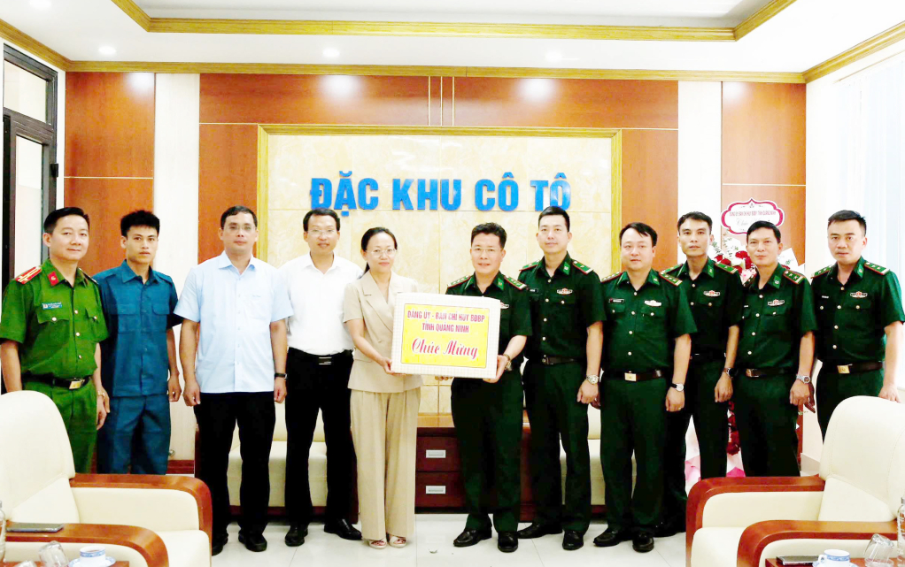 Thượng tá Lê Quang Chiểu, Phó Chính ủy Ban chỉ huy BĐBP tỉnh tặng quà chúc mừng Đảng bộ, chính quyền và nhân dân Đặc khu Cô Tô nhân sự kiện Cô Tô trở thành đơn vị hành chính – kinh tế đặc biệt của tỉnh Quảng Ninh