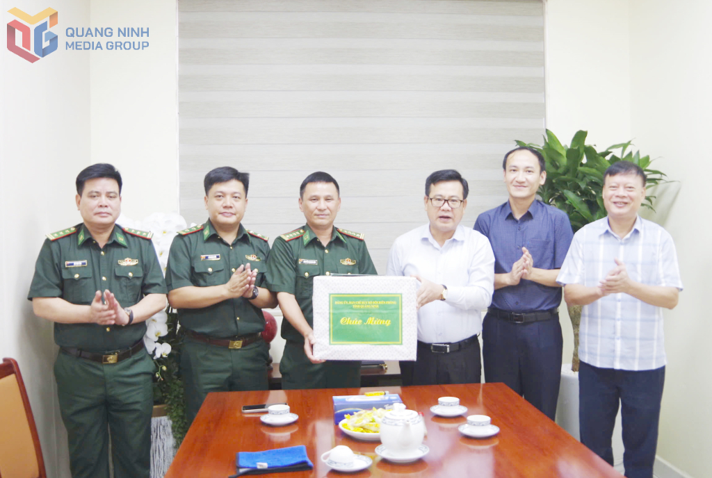 Đại tá Nguyễn Quang Hòa, Chỉ huy trưởng Ban Chỉ huy BĐBP tỉnh tặng tặng quà chúc mừng Đảng bộ, Chính quyền và Nhân dân phường Hạ Long nhân dịp chính thức đi vào hoạt động theo mô hình chính quyền địa phương hai cấp.