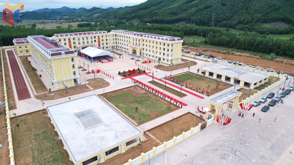 Trường THCS&THPT Quảng La (xã Quảng La, TP Hạ Long) nhìn từ trên cao.