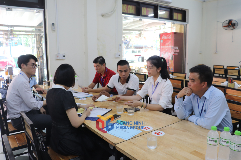 Đoàn kiểm tra các thủ tục, giấy phép của đơn vị kinh doanh du lịch trên địa bàn phường Bãi Cháy.