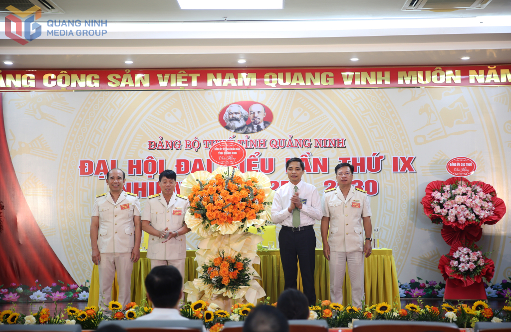 Thay mặt Ban chấp hành, Ban Thường vụ Đảng ủy UBND tỉnh, đồng chí Vũ Văn Diện, Phó Chủ tịch Thường trực UBND tỉnh tặng hoa chúc mừng Đại hội.