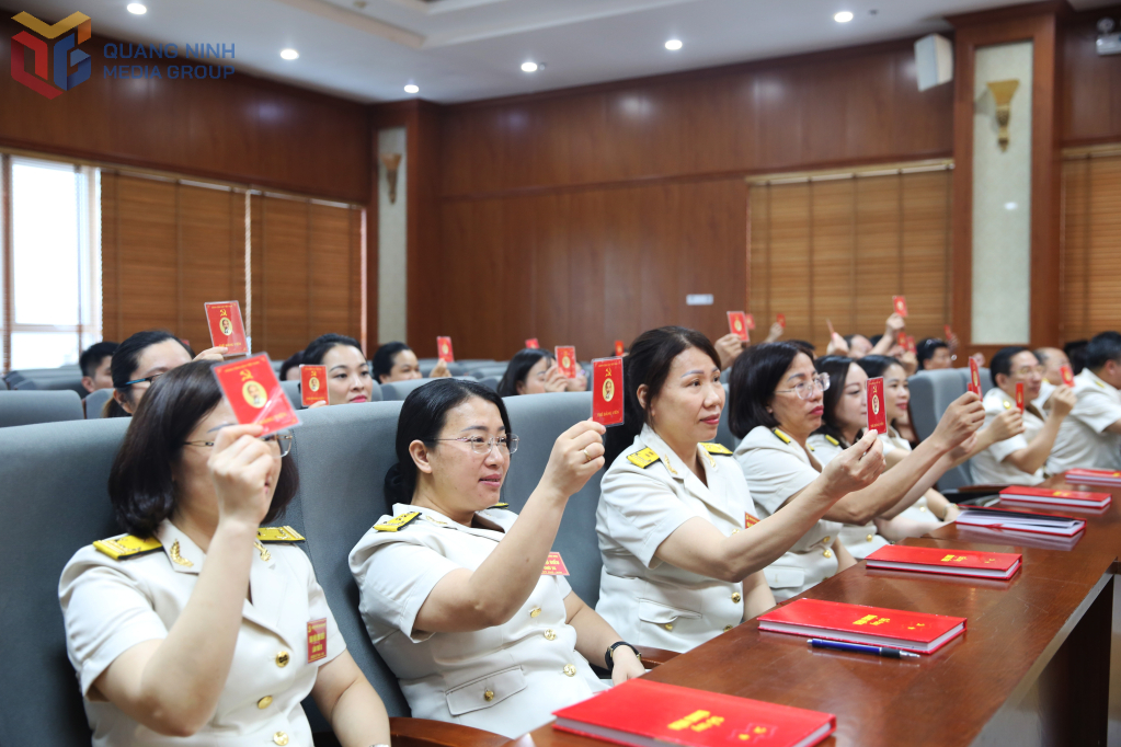 Các đại biểu biểu quyết thông qua Nghị quyết Đại hội.