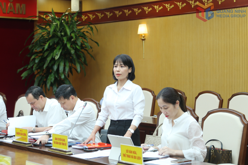 Ban Tuyên giáo và Dân vận Tỉnh ủy báo cáo công tác tuyên truyền và trang trí, khánh tiết Đại hội đại biểu Đảng bộ tỉnh lần thứ XVI.