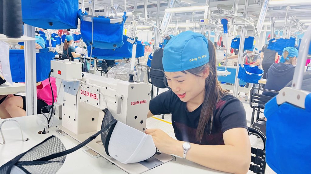 Phường Việt Hưng hiện có CNLĐ sản xuất tại Công ty TNHH Dệt may Weili Hạ Long (KCN Việt Hưng)