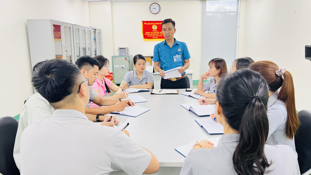 Điều lệ công đoàn sửa đổi được sớm đưa vào thực hiện sẽ giúp ổn định hoạt động công đoàn. (Họp BCH Chi nhánh Công ty TNHH Yazaki Hải Phòng tại Quảng Ninh).