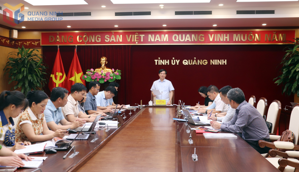 Đồng chí Vũ Quyết Tiến, Phó Bí thưTỉnh ủy phát biểu chỉ đạo tại buổi làm việc với Ban Thường vụ Đảng uỷ xã Tiên Yên.