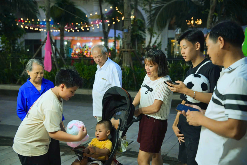 Gia đình đa thế hệ đều tìm thấy niềm vui cho mình tại Halong Marina Street Fest.