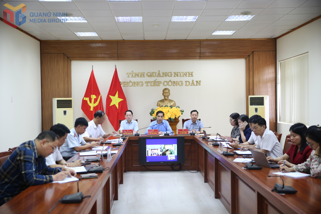 Đồng chí Vũ Văn Diện, Phó Chủ tịch Thường trực UBND tỉnh làm rõ và giải quyết từng vụ việc cụ thể tại buổi tiếp công dân.