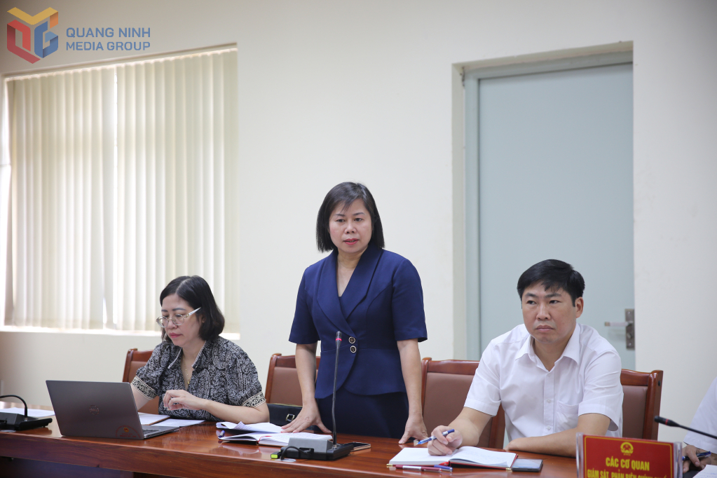 Thanh viên Hội đồng Tiếp công dân tỉnh phát biểu làm rõ một số nội dung tại buổi tiếp công dân.