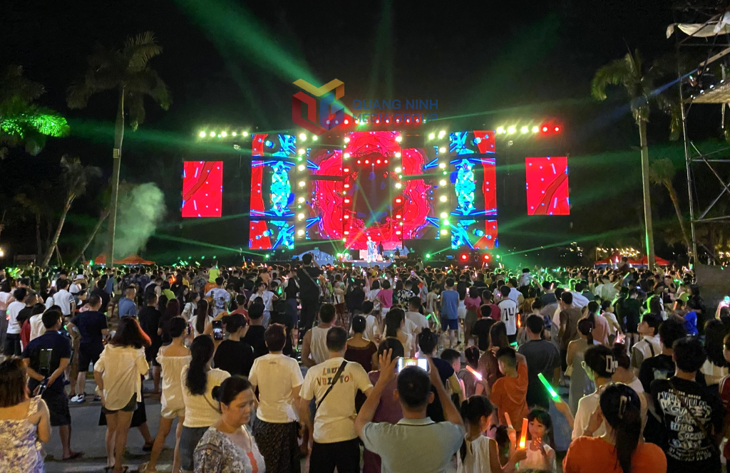 Lễ hội âm nhạc tại Halong Marina Street Fest thu hút đông người dân và du khách. 