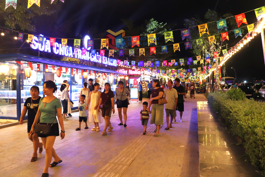 Người dân trải nghiệm phố đi bộ Vui-Fest.