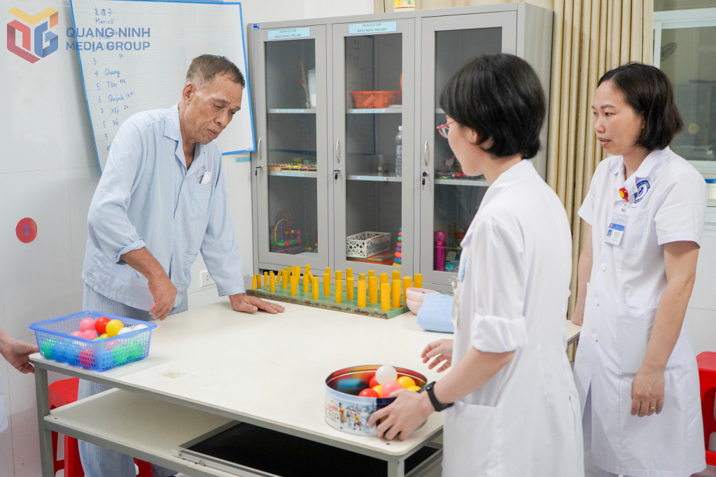 Bệnh nhân cao tuổi tập phục hồi vận động tay sau tai biến mạch máu não dẫn đến liệt nửa người tại Bệnh viện Lão khoa - Phục hồi chức năng.