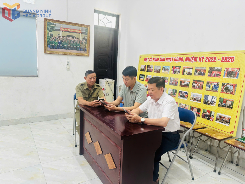 Cán bộ phường Hồng Gai cùng đảng viên khu phố nghiên cứu Đại hội Đại biểu Đảng bộ tỉnh Quảng Ninh lần thứ XVI, nhiệm kỳ 2025 - 2030