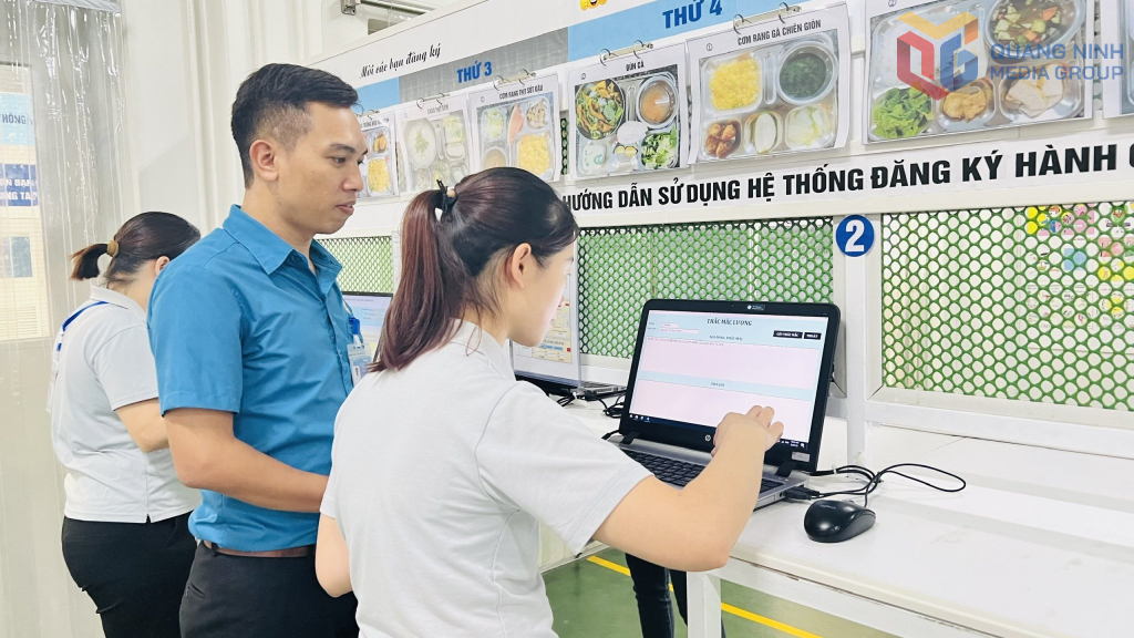 Anh Bùi Đức Tùng, Chủ tịch Công đoàn Chi nhánh Công ty TNHH Yazaki Hải Phòng ở Quảng Ninh hướng dẫn người lao động tra cứu chính sách trên ứng dụng điện tử.