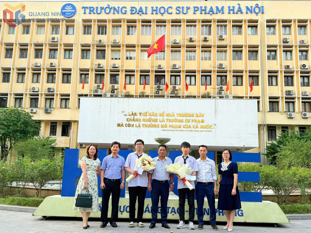 Hai em Ninh Quang Thắng, lớp 12 Tin và Trịnh Việt Hoàng, lớp 12 Hóa (Trường THPT Chuyên Hạ Long) chụp ảnh lưu niệm cùng lãnh đạo Sở GD&ĐT và các thầy cô. Ảnh nhà trường cung cấp.