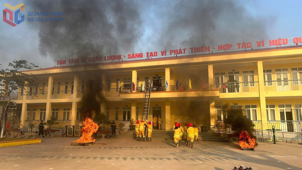 Tập huấn phương án phòng cháy chữa cháy và cứu nạn cứu hộ tại TRường THCS Quảng Phong (xã Quảng Hà).