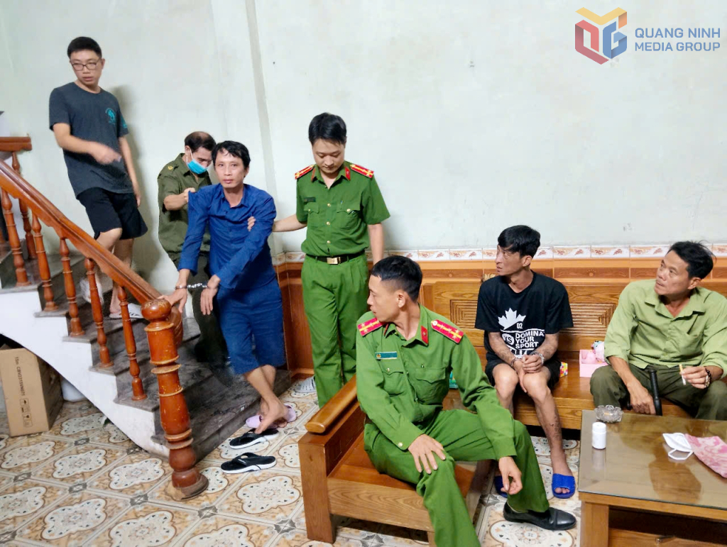 Công an phường Cao Xanh bắt giữ 2 đối tượng tổ chức sử dụng trái phép chất ma túy ngày 3/7/2025. Ảnh: Hằng Ngần