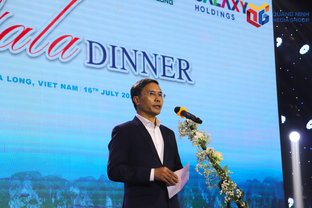 Đồng chí Phạm Đức Ấn, Phó bí thư Tỉnh ủy, Chủ tịch UBND tỉnh phát biểu tại buổi giao lưu.